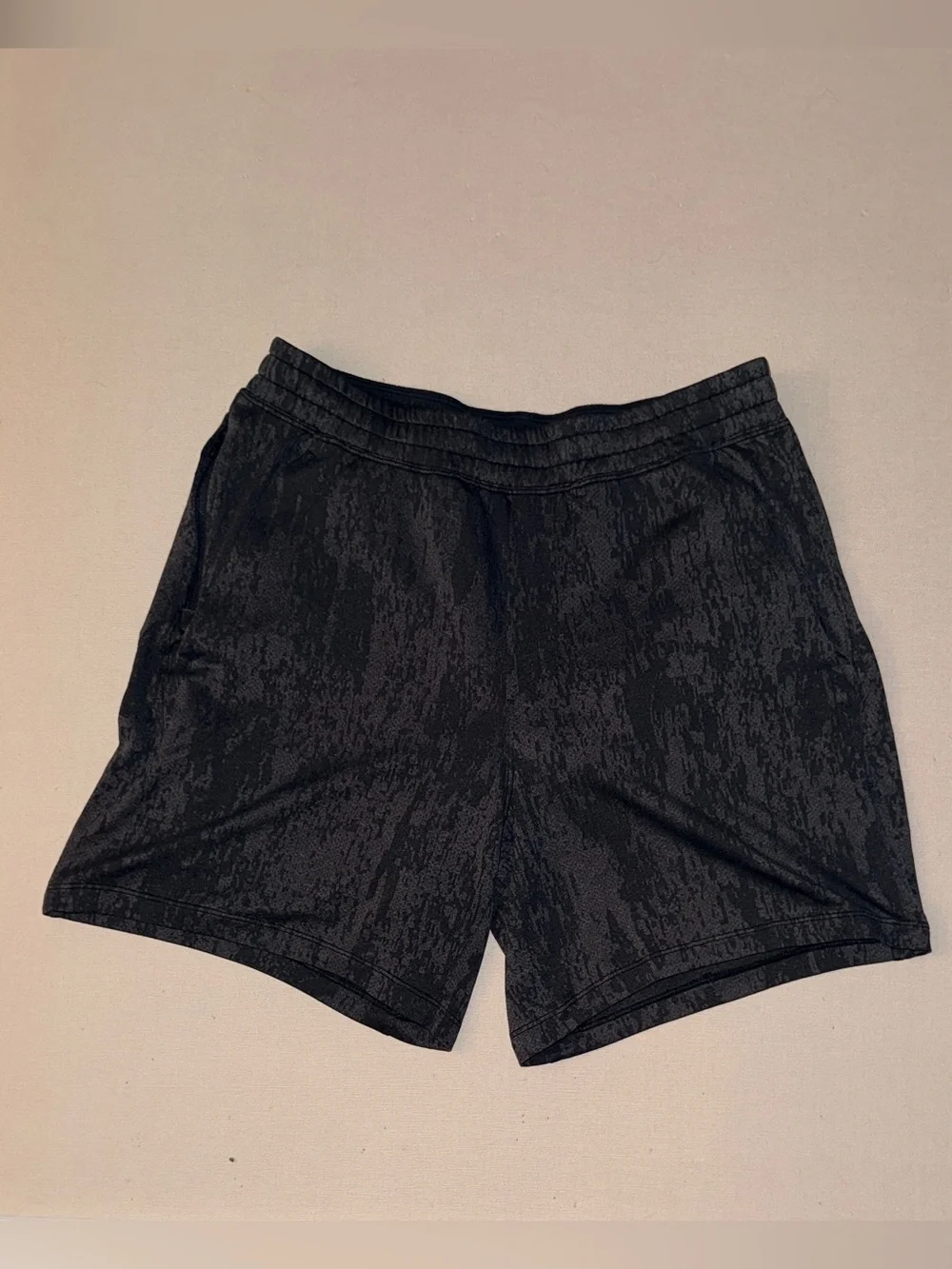 Lululemon Men's Athletic Shorts - Dark Gray Patterned LINED - LARGE